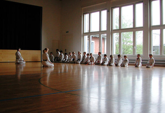 Schülerinnen und Schüler verbeugen sich vor dem Training (Rei)